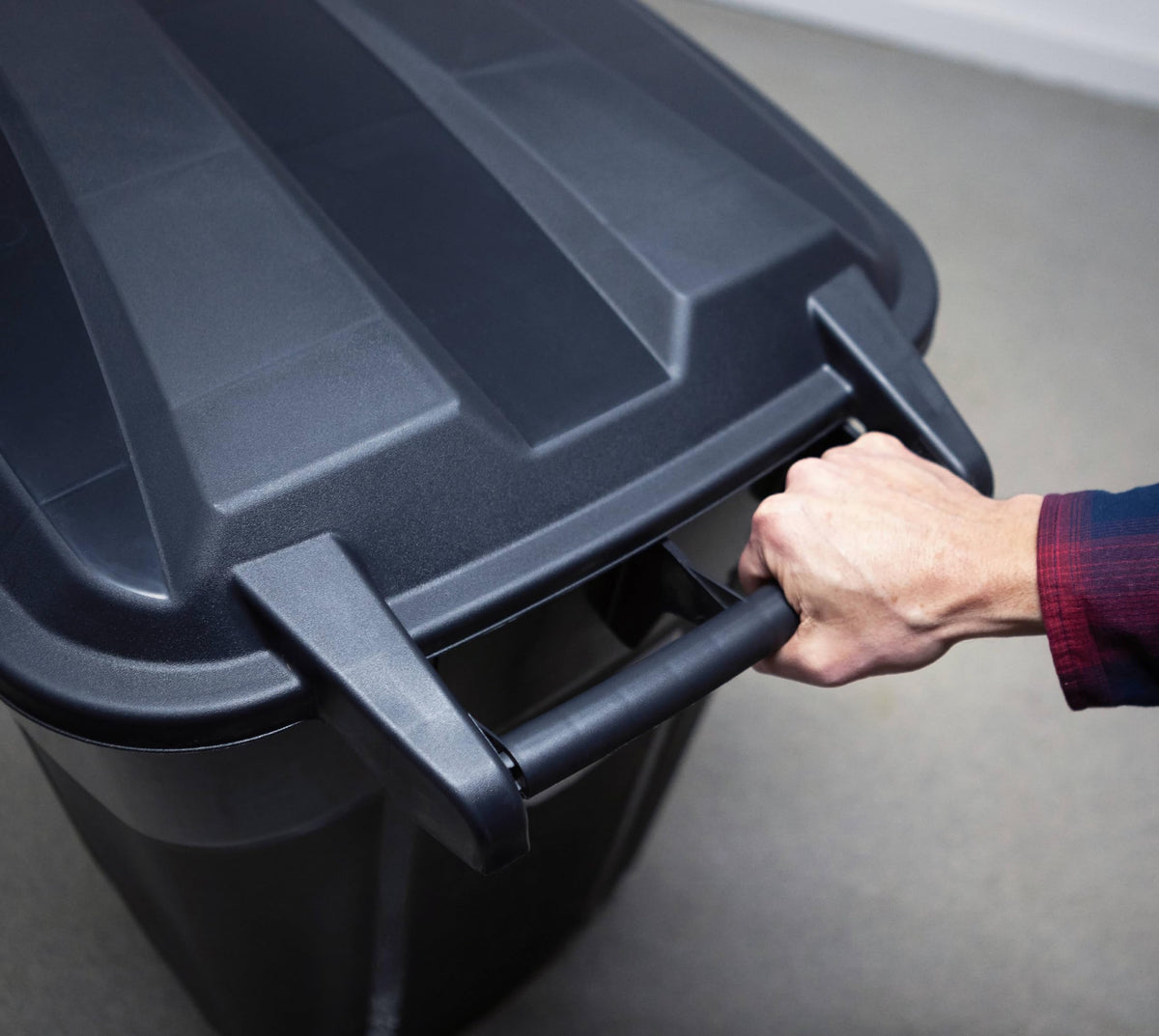 32 Gallon Black Plastic Garbage Can with Attached Lid M60658