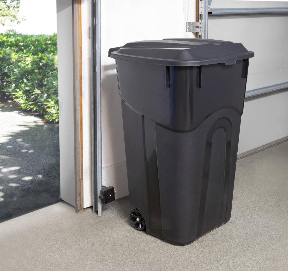 32 Gallon Black Plastic Garbage Can with Attached Lid M60658